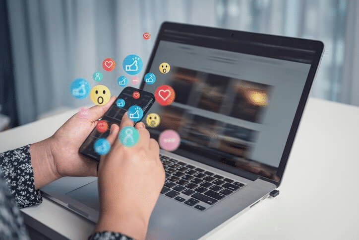 Concept de marketing des médias sociaux expliqués dans le cadre d’un cours de marketing des médias sociaux