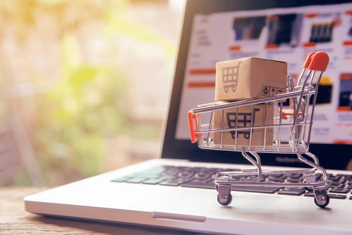 Concept d'achat en ligne illustrant un modèle de commerce électronique d'entreprise à consommateur pendant une formation au commerce électronique