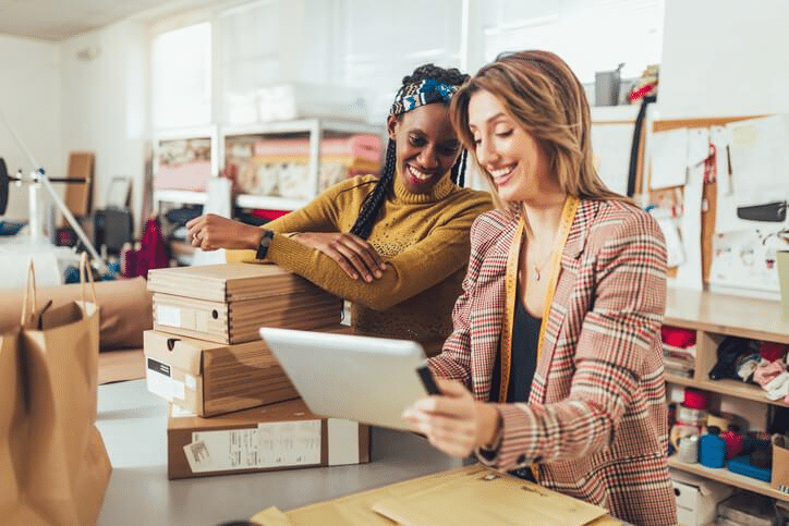 Deux femmes d'affaires discutant de transactions commerciales après une formation au commerce électronique