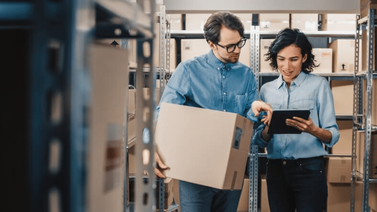 Femme d'affaires avec un client après une formation au commerce électronique