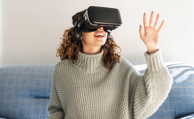 woman who has completed digital marketing courses using virtual reality