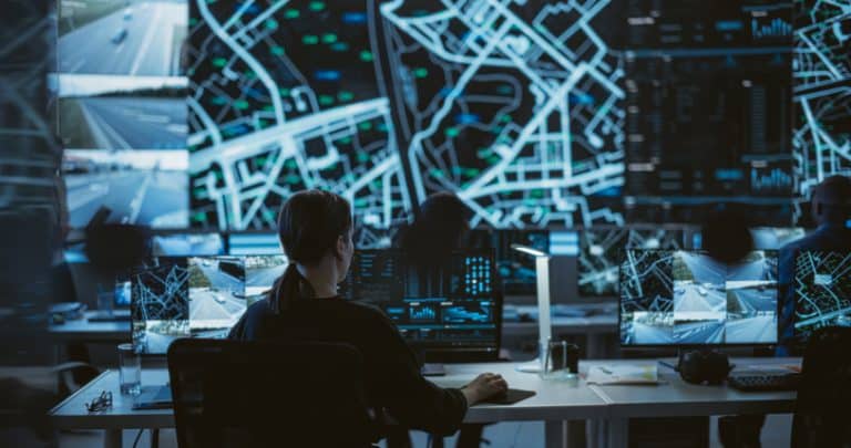 Professionnel en cybersécurité industrielle travaille dans une organisation gouvernementale