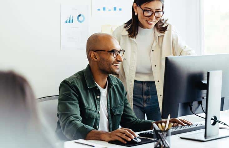 Jeune étudiant en marketing digital montre des analyses à son manager