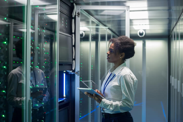 Jeune professionnel en cybersécurité dans la salle des serveurs