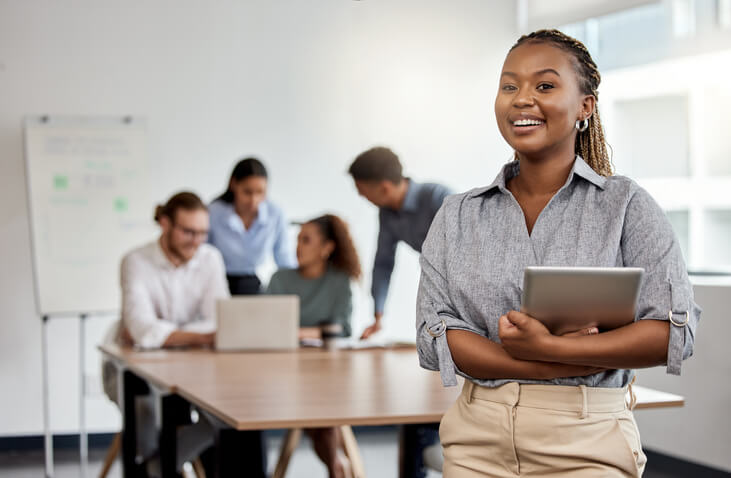 Jeune consultant travaille sur les avantages du marketing digital