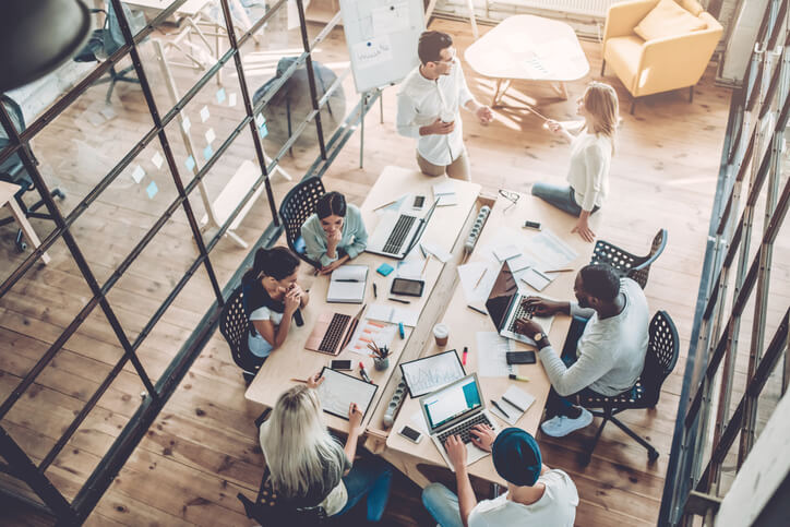 Consultant qui explique les avantages du marketing digital.