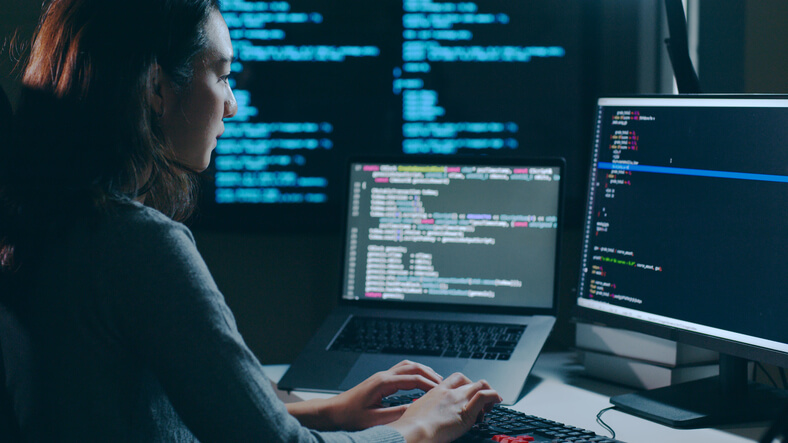 Jeune professionnel en cybersécurité qui travaille avec un langage de programmation en cybersécurité
