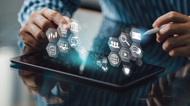 Jeune étudiant en aec marketing numérique qui travaille sur des concepts marketing clés