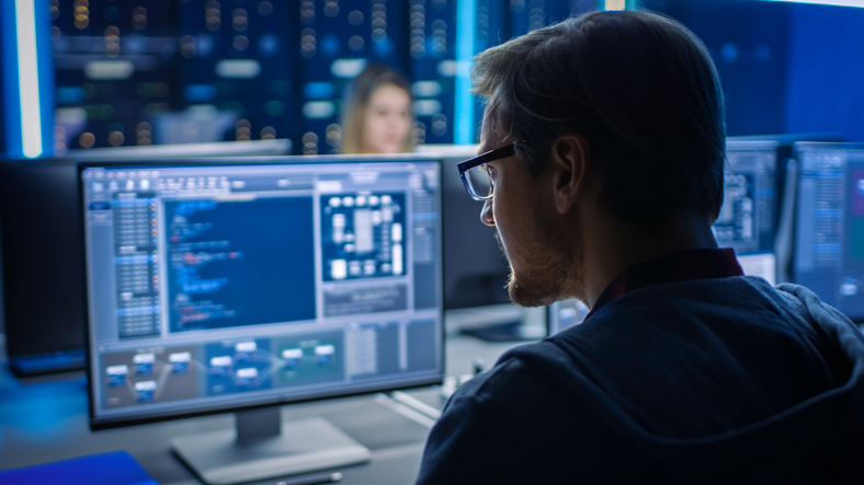 Expert travaillant sur processus de détection de menaces grâce aux logiciels de cybersécurité.