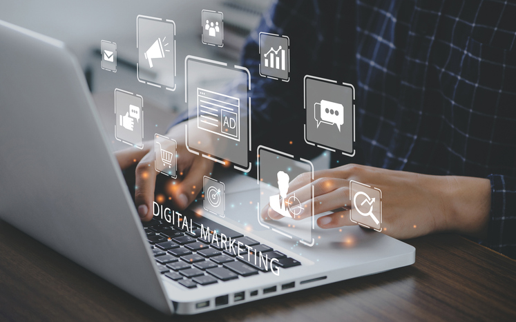 Professionnel utilisant les méthodes de référencement naturel et le search engine advertising.