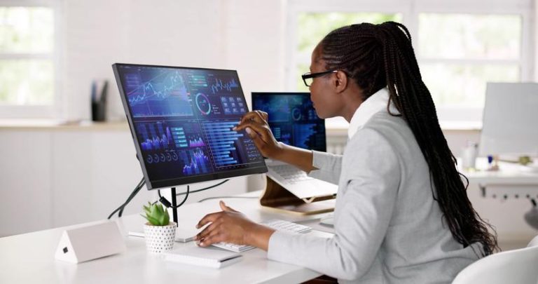 Professionnelle réalisant une démarche structurée en analyse des données