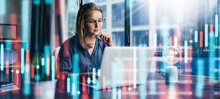 Image représentant professionnelle élaborant un plan de cybersécurité