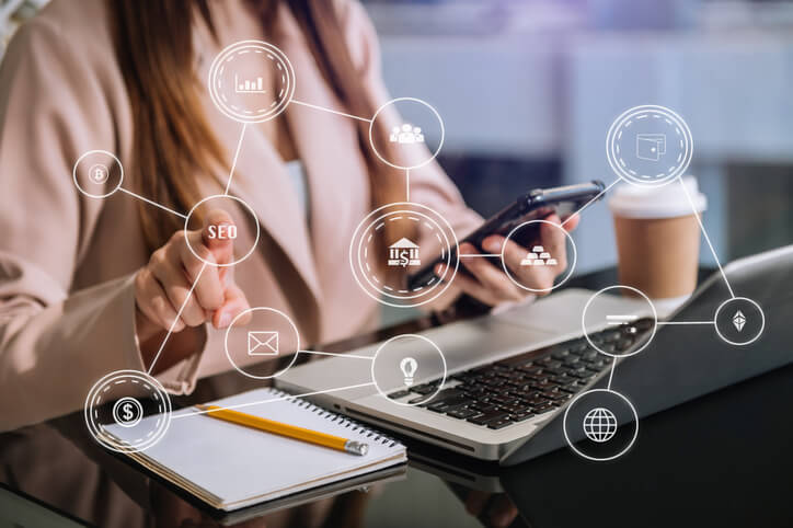 A digital marketing student learning omnichannel strategy