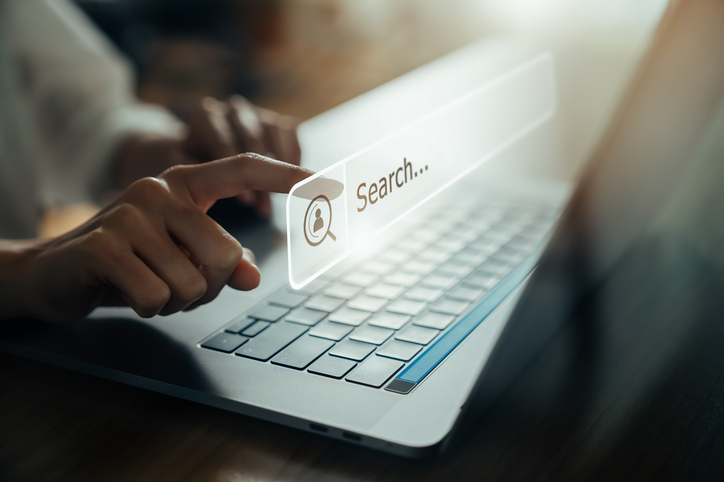 Illustration d’une interface de moteur de recherche qui affiche une campagne de search engine advertising.