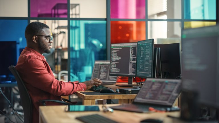 Jeune professionnel travaillant comme analyste SOC – métiers de la cybersécurité