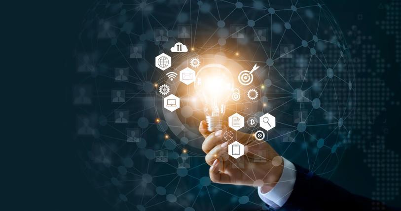Personne utilisant le web pour prospecter de nouveaux clients
