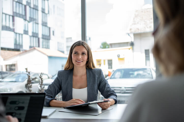 An interviewee answering cybersecurity interview questions, showing how to analyze a threat dashboard