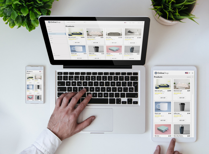 Site web utilisant le marketing e-commerce pour améliorer performances.