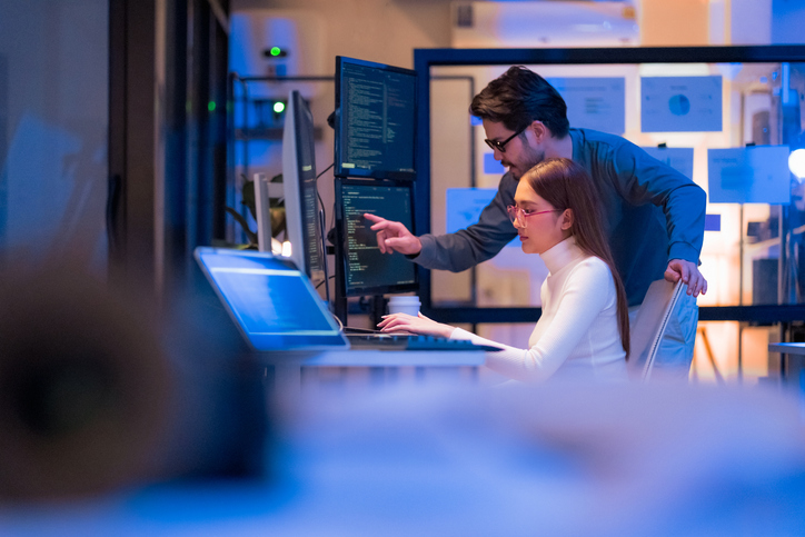 Illustration d’un parcours d’entrée en carrière en cybersécurité après une formation, avec rôles juniors accessibles.