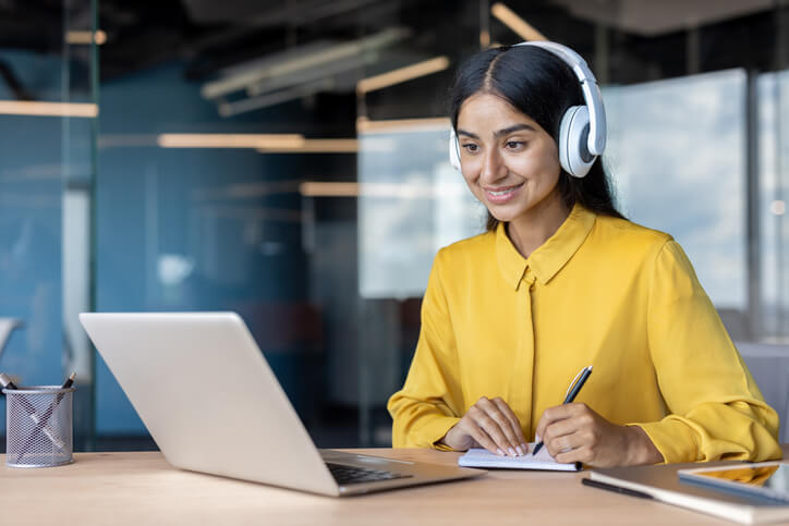 A student organising notes with ChatGPT for academic success