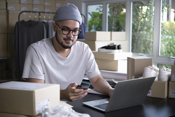 Client effectuant un paiement en ligne sécurisé sur une boutique québécoise.