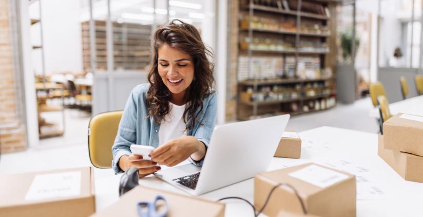 Entrepreneure québécoise créant une boutique de commerce en ligne.