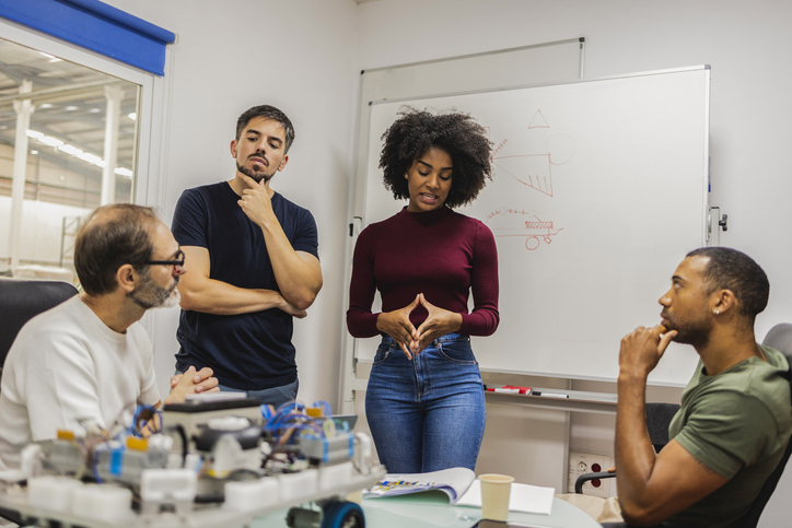Gestionnaire d’une PME québécoise utilisant l’IA pour soutenir la transformation numérique.