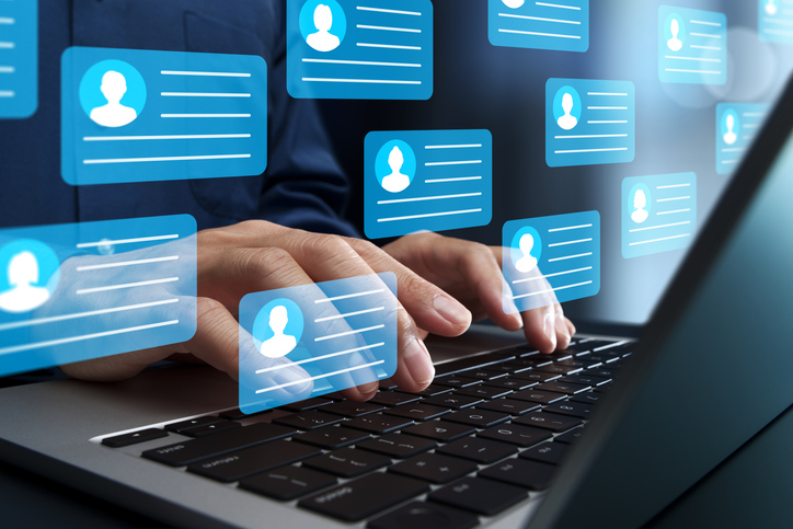 Community manager à Montréal planifiant des publications pour les réseaux sociaux.