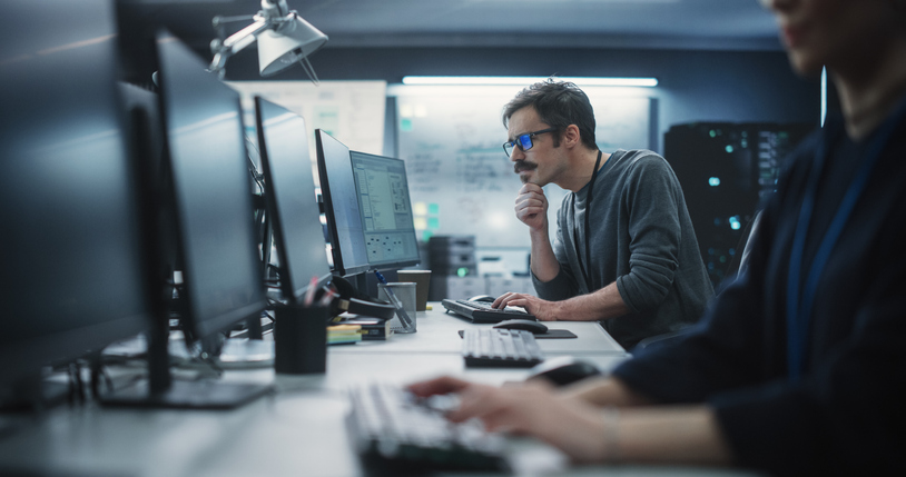 Étudiant en cybersécurité débutant analysant des données réseau et des alertes de sécurité informatique.