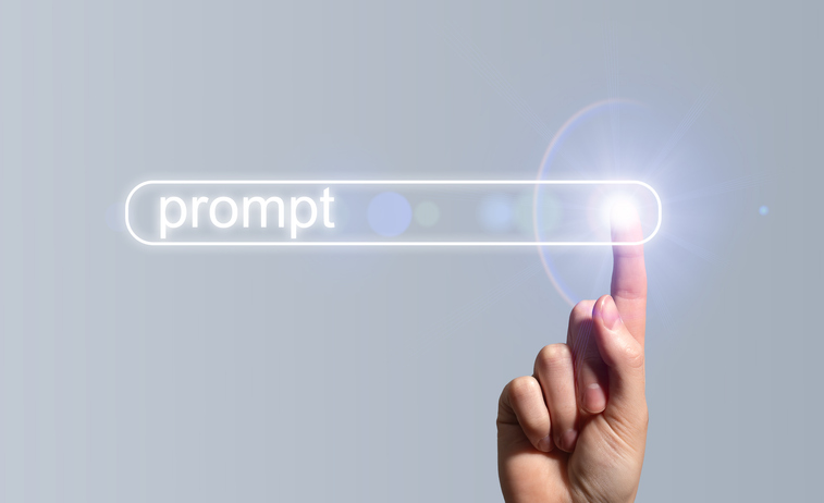 Professionnelle utilisant le prompt engineering pour mieux exploiter l’IA générative dans un contexte d’affaires.