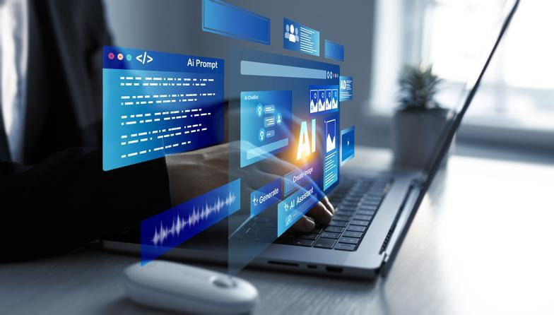Une personne travaille sur un ordinateur portable tandis que des fenêtres virtuelles affichent des requêtes IA, du code, des graphiques, des fichiers multimédias et différentes fonctions liées à l’ingénierie des prompts.