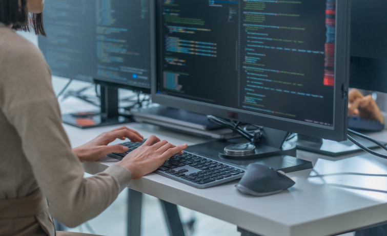 Gestionnaire rédigeant une requête de prompt engineering pour automatiser des tâches et analyser des données.