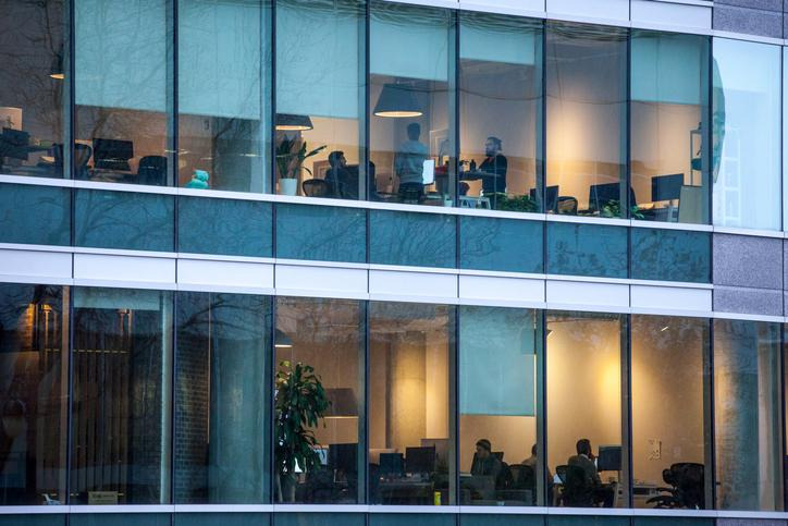Propriétaire de PME à Montréal consultant son Google Business Profile pour améliorer son référencement local