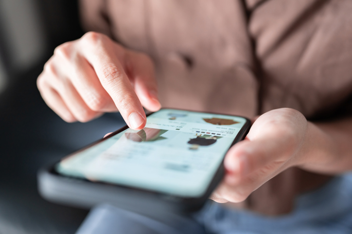 Client utilisant une boutique en ligne sur mobile avant une relance de panier abandonné