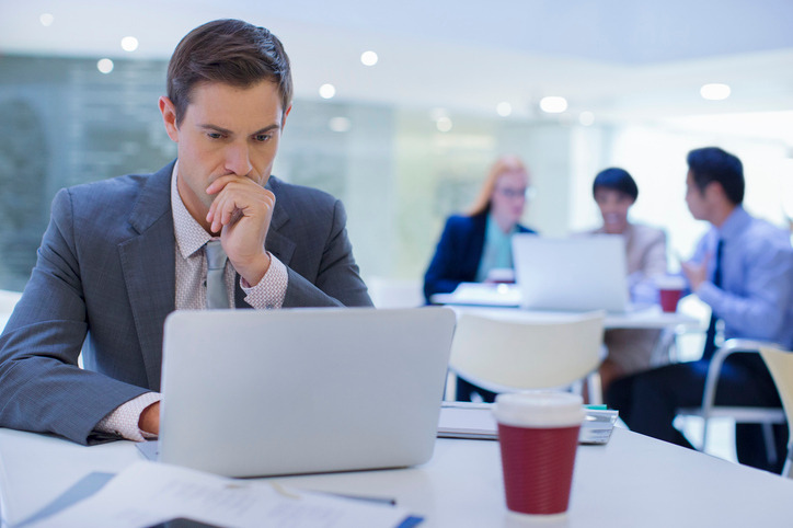 Business student using artificial intelligence to organize project tasks on a laptop
