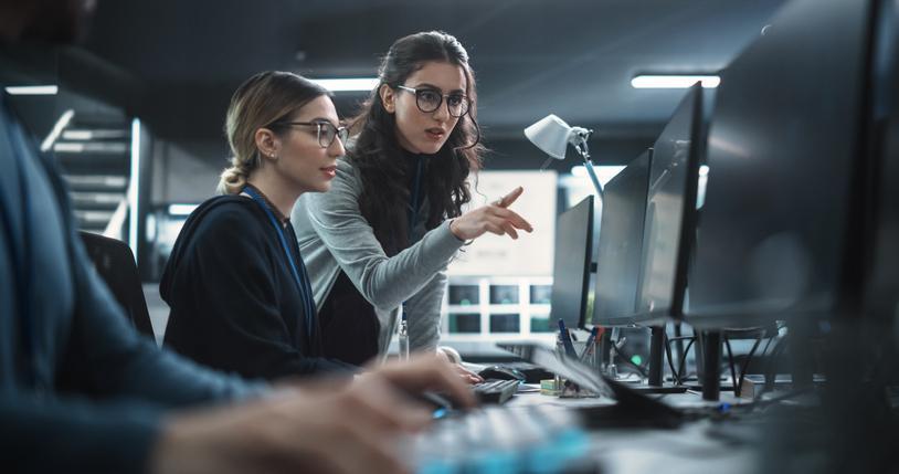Professionnels travaillant au déploiement, la surveillance et le réentraînement d’un modèle IA