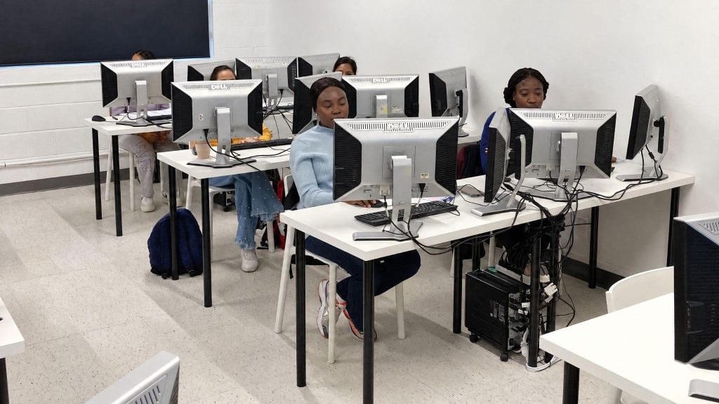 Étudiants évaluant et classant les vulnérabilités des systèmes d’une organisation québécoise