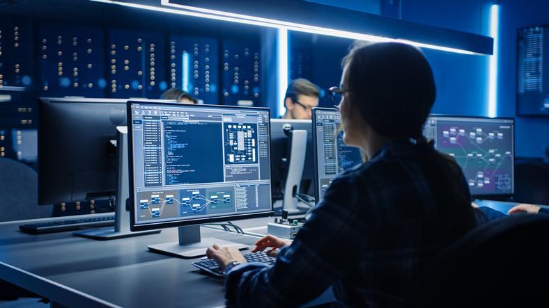 Spécialiste en intelligence artificielle surveillant un pipeline MLOps depuis l’entraînement jusqu’au déploiement d’un modèle
