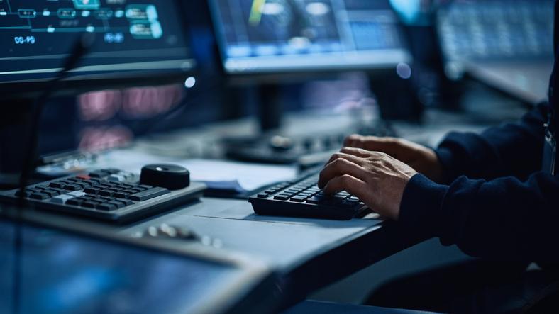 Spécialiste IA analysant la performance et la dérive d’un modèle d’apprentissage automatique en production