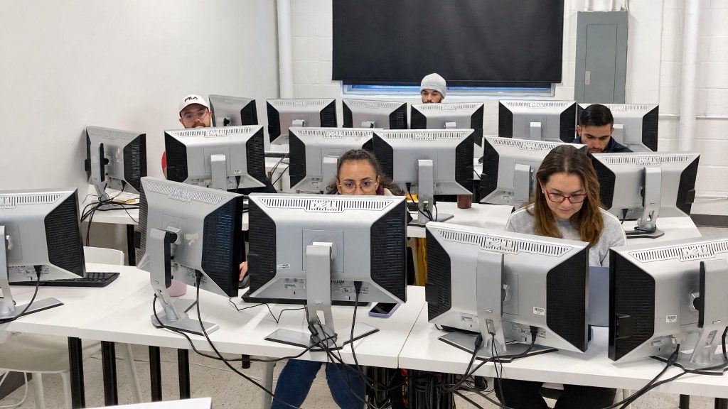Étudiants planifiant les correctifs prioritaires pour réduire les vulnérabilités informatiques